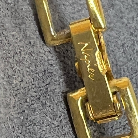 NAPIER Vintage White Lucite and Gold Tone Mid-Century Modern Choker Necklace - Picture 4 of 7